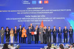 越南电力集团（EVN）与法国合作伙伴之间的北爱抽水蓄能电站两项贷款协议交换仪式。图自越通社