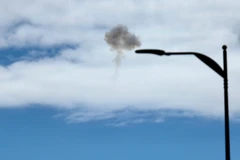 2026年2月28日，以色列耶路撒冷地区上空升起浓烟。图自越通社