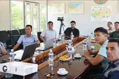 参与越南-古巴水稻生产合作项目的越南和古巴工人、工程师们一同观看纪录片《幸福的种子》。图自越通社