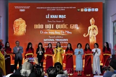 代表们参加专题展“国家宝物——岘港心中的遗产”剪彩仪式。图自越通社