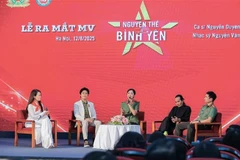 越南歌手阮缘琼介绍音乐短片《誓言守护人民安宁》。图自越通社
