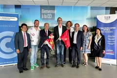 越南驻法国大使馆工作代表团与诺曼底企业代表合影。图自越通社