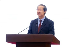 越南教育培训部党委书记、部长阮金山解答记者的提问。图自越通社