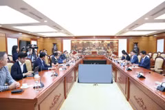 工作会谈场景。图自《财政经济杂志》
