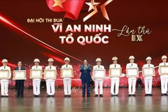 范明政向在工作中取得优异成绩的集体和个人授予人民武装力量英雄称号和一等军功勋章。图自越通社