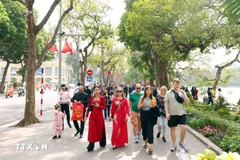 游客参观还剑湖。图自越通社
