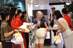 向菲律宾马尼拉和印度尼西亚巴厘岛直飞岘港市的两架航班上国际游客赠送礼物。图自越通社