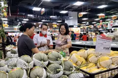 消费者购买水果。图自越通社