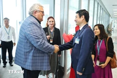 越南外交部副部长黎英俊到机场迎接新西兰议会议长格里·布朗利。图自越通社