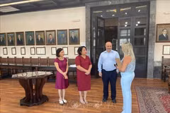 越南驻希腊大使馆工作代表团与罗德岛负责经济、财政和文化遗产事务副市长查尔基亚斯·康斯坦丁诺斯。图自越通社