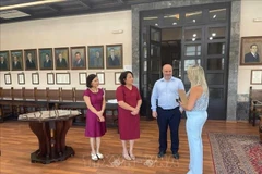 越南驻希腊大使馆工作代表团与罗德岛负责经济、财政和文化遗产事务副市长查尔基亚斯·康斯坦丁诺斯。图自越通社