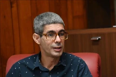 古巴新闻通讯社社长诺兰·罗森多·冈萨雷斯接受越通社记者的采访。图自越通社