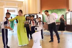 应用人工智能技术的机器人在胡志明市历史博物馆提供参观导览服务。图自《人民报》