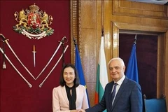 越南驻保加利亚大使阮氏明月与保加利亚国防部长阿塔纳斯·扎普里亚诺夫。图自越通社