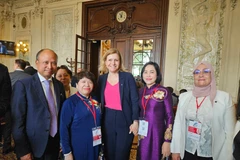越南国会副主席阮氏清会见法国国民议会议长娅埃尔·布朗·皮韦。图自越通社