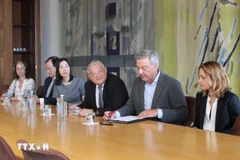驻葡萄牙大使阮孟胜(右三)见证签字仪式。图自越通社