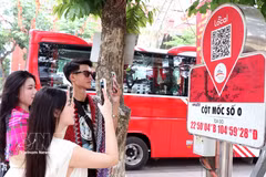游客用手机扫描了解旅游目的地相关信息。图自越通社