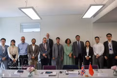越南驻英大使馆、越南教育部与伦敦玛丽女王大学代表合影。图自越通社