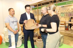 国际客户了解越南手工艺品。图自越通社