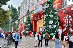 胡志明市圣诞节气氛不仅体现在教堂和每户家庭之中，更弥漫在大街小巷和社区生活的每一个角落。图自《政府报》
