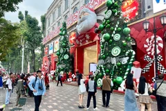 胡志明市圣诞节气氛不仅体现在教堂和每户家庭之中，更弥漫在大街小巷和社区生活的每一个角落。图自《政府报》