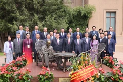 越南国家主席梁强与越南驻华大使馆干部人员合影。图自越通社
