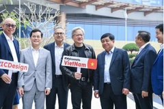 越南计划投资部部长阮志勇与世界领先芯片制造和技术公司 英伟达NVIDIA 董事长兼总经理黄仁勋。图自越通社