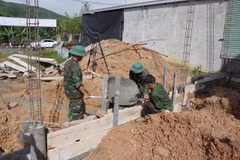 顺化市军事指挥部第6团战士们帮助人民建设新房。图自越通社