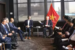 越南政府常务副总理阮和平会见恒星发展基金会主席何塞·费尔南德斯·达蓬特（José Fernández da Ponte）。图自越通社