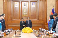 越共中央书记处常务书记陈锦秀会见柬埔寨代理国家元首、人民党主席、参议院主席洪森。图自越通社