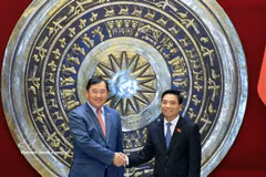 越南国会副主席阮尹英在河内会见柬埔寨国会外交、国际合作、宣传与新闻委员会主席索斯·亚拉。图自越通社