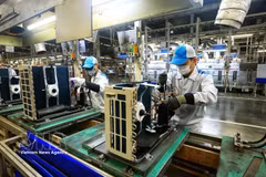 统计局代表解答媒体记者提出的问题。图自越通社