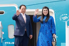 越南政府总理范明政偕夫人黎氏碧珍和越南高级代表团离开首都河内，前往巴西出席2025年金砖国家领导人扩大会议并开展双边活动。图自越通社