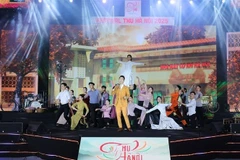 开幕式上的艺术表演节目。图自越通社