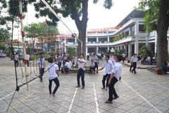 胡志明市阮尚贤高中学校的学生。图自《劳动报》