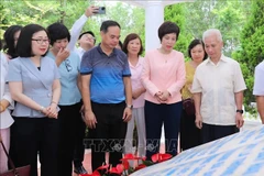 越通社党委书记、社长、越通社记者协会主席武越庄向历代越通社领导介绍遗址相关信息。图自越通社