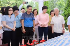 越通社党委书记、社长、越通社记者协会主席武越庄向历代越通社领导介绍遗址相关信息。图自越通社