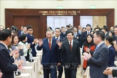 越共中央总书记苏林与老挝人民革命党中央总书记、国家主席通伦·西苏里出席会议。图自越通社