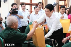 国家主席梁强向伤残军人赠送慰问品。图自越通社