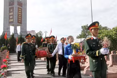 在老挝牺牲的76位越南烈士追悼和安葬仪式。图自越通社