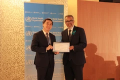 世界卫生组织总干事谭德塞（Tedros Adhanom Ghebreyesus）向越南颁发消除沙眼的认证。图自越通社