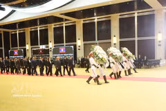 8月10日，越南驻老挝大使阮明心率领越南驻老大使馆、越南驻老代表机构以及旅老越南人社群代表团前往吊唁赛宋蓬·丰威汉同志。图自越通社