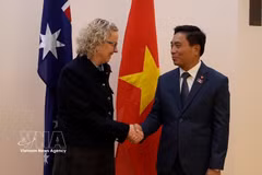 越南国会副主席阮尹英与澳大利亚众议院副议长、澳大利亚—越南议员友好小组主席莎伦·克莱登。图自越通社