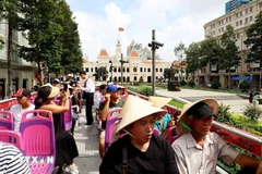国际游客参观胡志明市中心。图自越通社