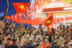 首都人民观看庆祝八月革命和9·2国庆80周年（A80任务）阅兵、游行国家级预演。图自越通社