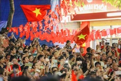 首都人民观看庆祝八月革命和9·2国庆80周年（A80任务）阅兵、游行国家级预演。图自越通社