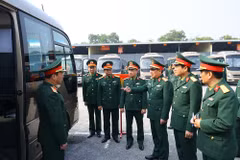 黎辉永上将在后勤—技术总局摩托车—运输局第971旅检查代表接送准备工作。图自越通社