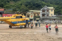 防控—空军军种的Mi-171直升机运送救援物资抵达受灾区。图自越通社