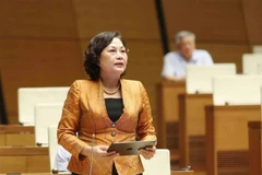 越南国家银行行长阮氏红回答质询。图自越通社