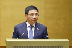 越南财政部部长阮文胜回答国会代表的质询。图自越通社